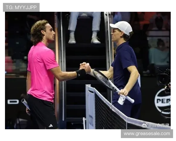 季后赛周六正式开赛 贝克汉姆亮相迈阿密训练场与马斯切拉诺亲切交流